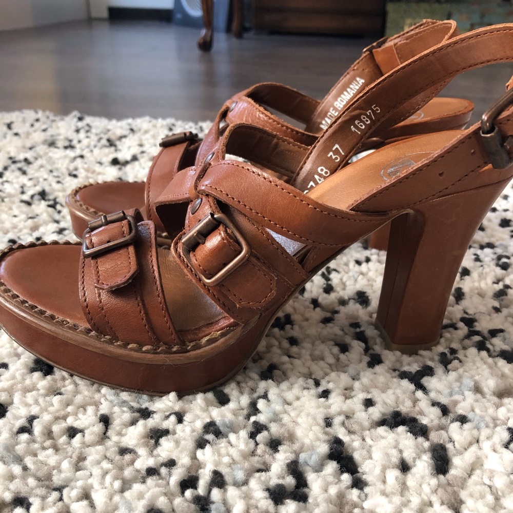 Brown’s B2 Caramel Leather Platform Sandals